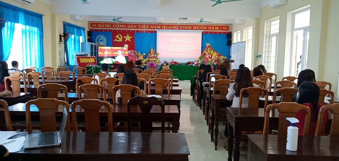 Cán bộ, đảng viên dự hội nghị tại phòng Hội trường - Trường THPT Quảng Ninh.